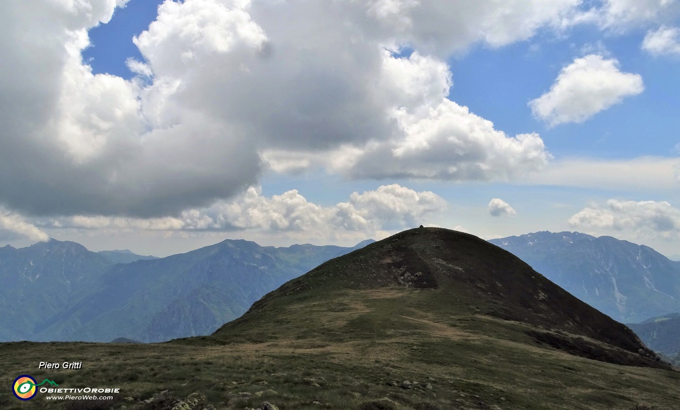 73 Belle nuvole sopra la cima del Monte Avaro.JPG -                                